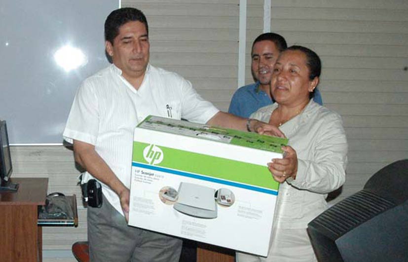 Apoya UAGro a estudiantes de Educación Media Superior con equipos de computo y mobiliario