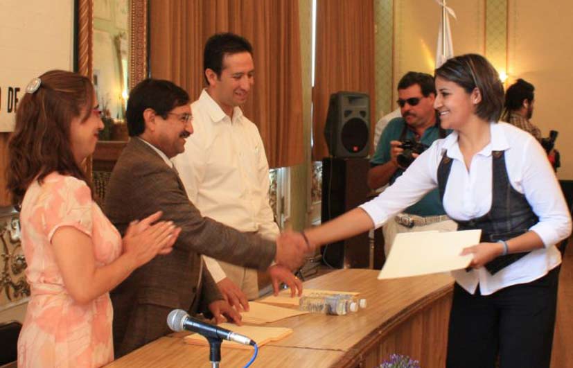 Reciben estudiantes universitarios de la Universidad  de Zacatecas becas para el Verano de la Ciencia