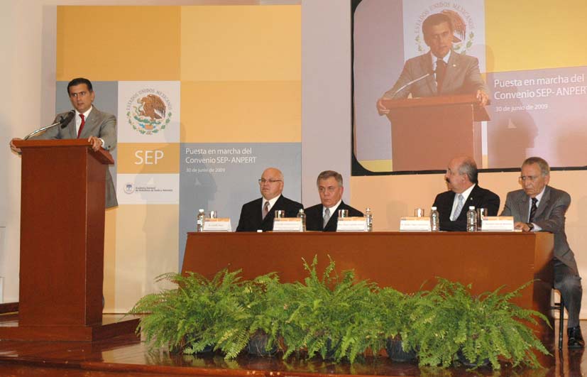 Periodistas podrán obtener título con  examen global o experiencia profesional