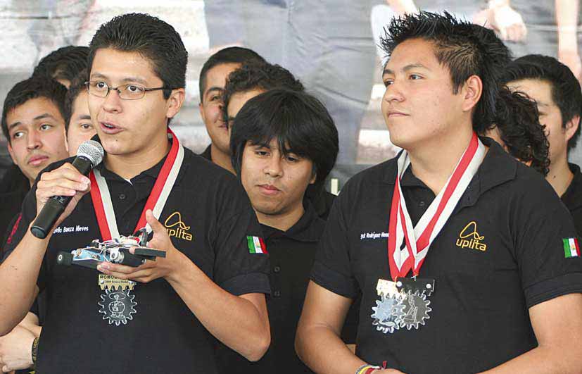 Arrasan estudiantes del IPN en el certamen Robogames 2009