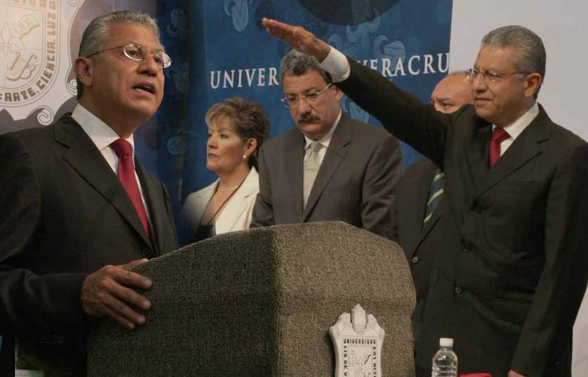 Rindió Raúl Arias Lovillo su cuarto informe de labores y retoma su posición como rector de la UV