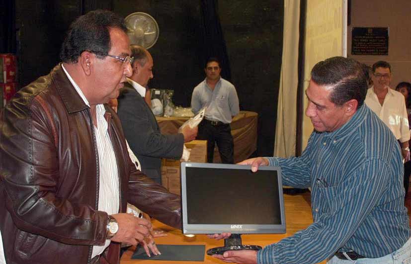 Entrega Mario Alberto Ochoa Rivera196 computadoras a la Unidad Torreón de la UAC