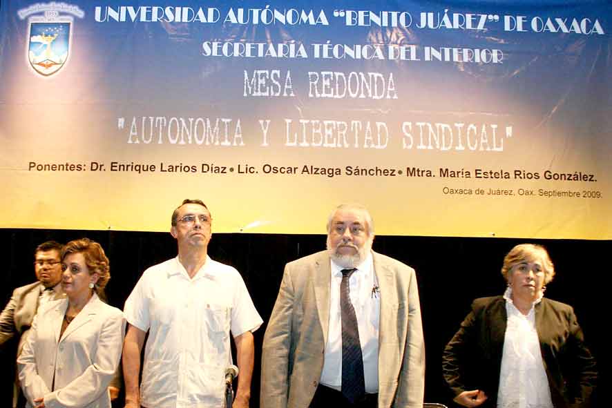 Realizan en la UABJO mesa redonda sindical