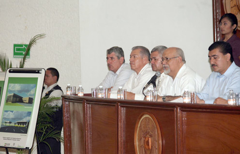 Presentan Universidad de Colima y AMAInC, proyecto aduanal
