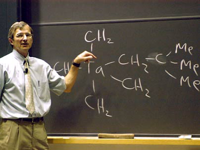 Impartió Richard R. Schrock, premio Nobel de Química 2005, conferencia magistral en la UNAM