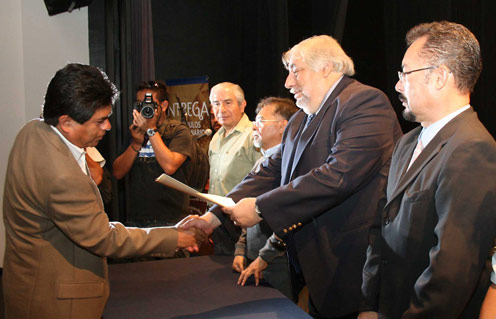 Entrega UABJO estímulos extraordinarios a docentes de tiempo completo