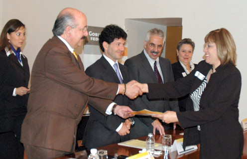 Entrega la SEP registro a Organismos Evaluadores  