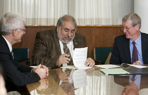 Refuerza lazos la UABJO con universidades de California 