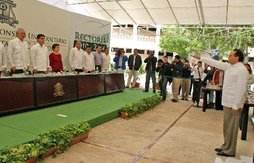 Rindió protesta José Luis Pech como  rector de la Universidad de Quintana Roo para el periodo 2010- 2014