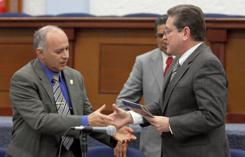 Rindió Raúl Iturralde Olvera su primer informe de labores al frente de la UAQ