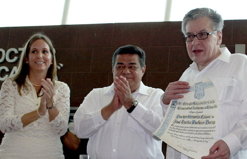 Recibe José Emilio Pacheco el doctorado Honoris Causa de la UAC