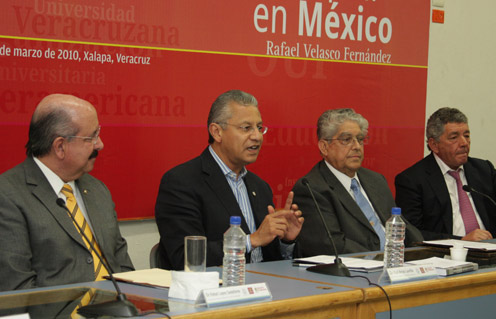 Presentaron el libro Apuntes sobre la educación  en México, de Rafael Velasco Fernández en la UV