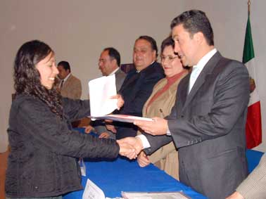 Entregó Luis Gil Borja becas PRONABES a estudiantes de la UAEH