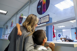 Lanza UAQ convocatoria de becas para madres y padres solos