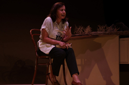 Detrás de mí la noche reconstruye un pasado incierto desde el exilio