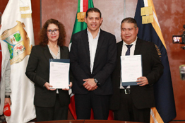 Entrega Rector de la UAdeC Nombramientos al Tesorero y a la Defensora de los Derechos Humanos Universitarios 