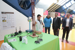 Jóvenes descubriendo su futuro académico en Expo Universitaria UAEH