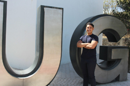 Estudiante UG presenta proyecto de sensor de fibra óptica para detección de vibraciones en congreso internacional