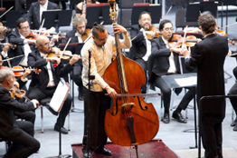 El romanticismo del tango enamora a asistentes al concierto de la OSUG  