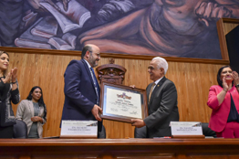 Reconocen al doctor Eduardo Santana como Maestro Emérito de la UdeG