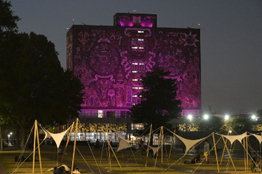Por el 8M, iluminan de morado espacios emblemáticos de la UNAM