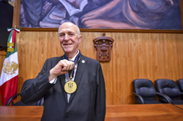 Honran al doctor Miguel Ángel Navarro como Maestro Emérito de la UdeG  
