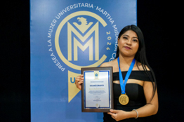 Entrega la UASLP a la C.P. Maythe Martínez Mendoza, la presea a la Trayectoria de la Mujer Universitaria
