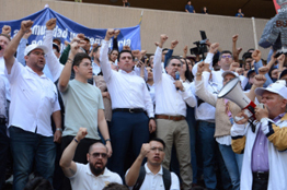 Miles de universitarios toman de manera simbólica el Palacio de Gobierno, repudiando el autoritarismo del Gobernador y agradeciendo al Presidente la mesa de diálogo establecida  