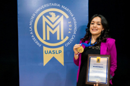 Laura Vázquez Ayala recibe presea a la Trayectoria de la Mujer Universitaria, en la categoría Estudiante