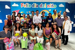 Equipo Rojo de Lobos en Acción de la UAdeC entregan Alimentos y Juguetes en el Hospital Materno Infantil de Saltillo