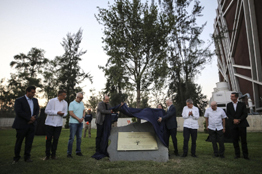 Colocan monumento vivo en memoria de Raúl Padilla López