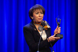 Egresada de la UAG recibe el premio como Mujer del Año