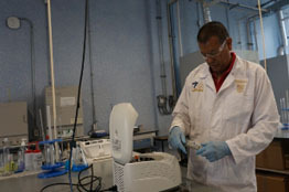 Investigador de la UG realiza proyectos científicos que reducen el impacto ambiental y fortalecen la economía local.