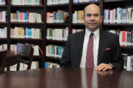 Estudiante Garza analiza cómo afectan los conflictos interculturales a las juventudes universitarias