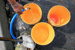 Pese a lo poco que se paga por el agua, no todos la reciben ni la cuidan