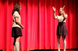 Con gran éxito, el grupo “Sursum Versus” de la Preparatoria Hnos. Flores Magón presenta el espectáculo “Los Estudiantes” en el Teatro Universitario