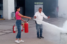 Imparten curso de uso de extintores para control y combate de incendios en BACHUAA 