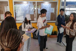 Estudiantes de nuevo ingreso se inscriben en la UV