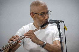 “La música es mi vida”: Néstor Torres, flautista