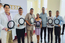 Egresados de la UJAT reciben Premio Estatal de la Juventud 2024