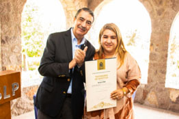 UASLP recibe en donación 640 libros de la colección privada de Carmenchu Vilet de Torres