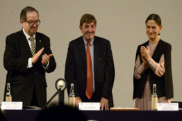 El poeta español Luis García Montero recibió el premio internacional Carlos Fuentes