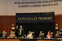 La UNAM, en letras de oro, en el muro de honor del senado de la república