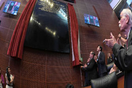 La UNAM, en letras de oro, en el muro de honor del Senado de la República