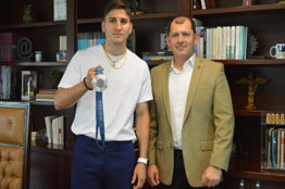 ¡Orgulloso de ser Águila UAS! El medallista olímpico Marco Verde agradece a las autoridades universitarias el apoyo recibido; se le brindará una beca mensual como reconocimiento  