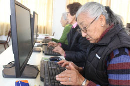 Alfabetización digital de la UNAM transforma la vida de personas adultas mayores