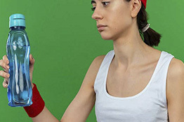 ¿Qué se esconde en tu termo? Más que agua, si no lo lavas, advierten expertos.