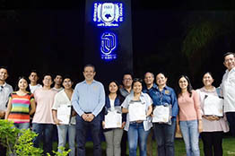 Dota la Universidad Autónoma de Chiapas de uniformes a integrantes de la Orquesta Universitaria