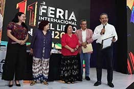 Entrega la Universidad Autónoma de Chiapas Reconocimiento FIL UNACH 2024, a la escritora Elva Macías