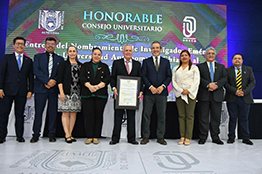La Universidad Autónoma de Chiapas entregó reconocimientos a benefactores de la institución